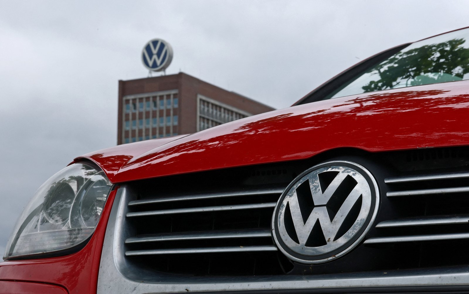 Volkswagen enfrenta su mayor caída de entregas en más de cuatro años con un descenso del 22.4%